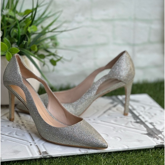 Stuart Weitzman Mariposa Metallic
Mesh Pump in Platino size 9 - Picture 6 of 11